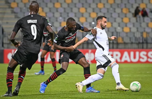 Mitja Lotrič (z žogo) je pred dvema tednoma dosegel gol za Muro, ki je v 
Ljudskem vrtu proti Rennesu izgubila z 1:2. Kako bo nocoj v Franciji?