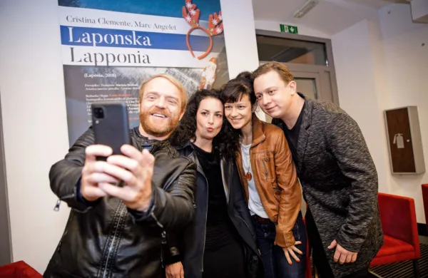 Po premieri Laponske so si uspešni igralci kajpada zaslužili 
zadovoljnega sebka oziroma selfija (z leve): Rok Matek, Urška 
Taufer, Nika Rozman in Luka Cimprič. 