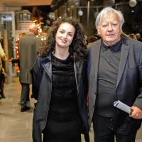 Pisatelj in dramatik Tone Partljič je  za vlogo čestital vnukinji Urški 
Taufer, sicer članici ansambla SNG Nova Gorica, ki je ob  višji sili 
priskočila na pomoč koprskim kolegom in  tekst osvojila v rekordnem času.    