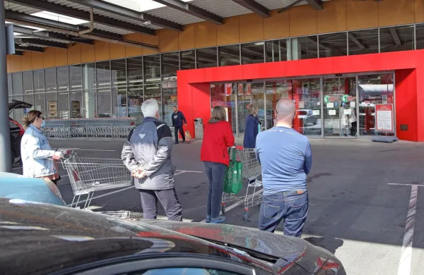 Ob vhodu v trgovino bo od ponedeljka moralo pisati, koliko ljudi 
se lahko naenkrat nahaja v trgovini.