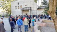 Tudi v Novi Gorici se je več ur vrstila vrsta za nenapovedano 
cepljenje, večinoma s tretjim odmerkom. 