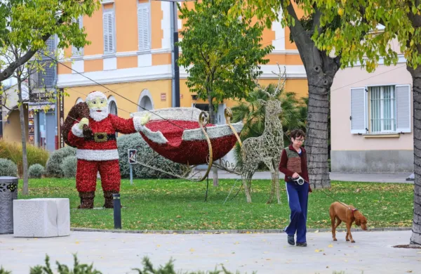 Večino novoletnega okrasja po mestu so že postavili. Zadnji bo na 
vrsto prišel novi park nad garažno hišo, ki ga delavci še urejajo. 
