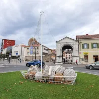 Drsali&scaron;če v Taverni, Titov trg s koncerti in hi&scaron;kami