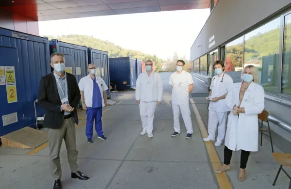 Praktično vsi pacienti na intenzivnem oddelku so necepljeni, opozarja vodstvo šempetrske bolnišnice ter ljudi poziva k cepljenju in samozaščitnemu ravnanju.
