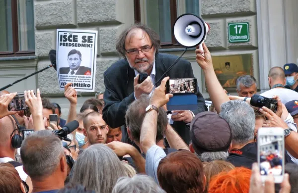  Dr. Boris A. Novak je  s  poezijo protestiral tudi ob vhodu v predsedniško palačo. 