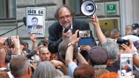  Dr. Boris A. Novak je  s  poezijo protestiral tudi ob vhodu v predsedniško palačo. 
