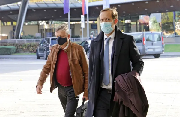 Boško Šrot (levo) in njegov odvetnik Uroš Pogačnik sta včeraj prišla na sodišče, kjer pa so narok zaradi slabih epidemioloških razmer odpovedali.