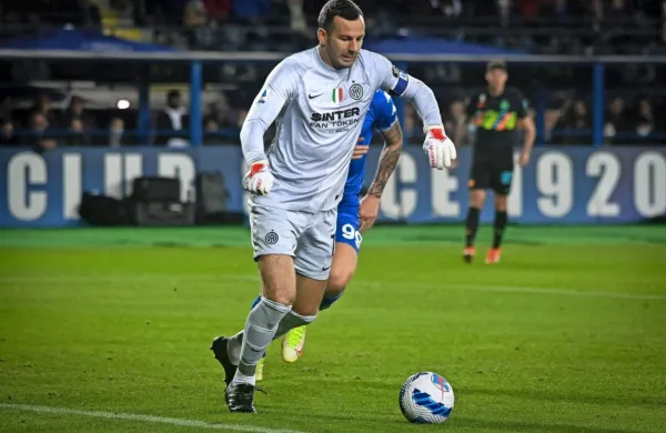 Samir Handanović je z Interjem v sredo vknjižil dragoceno zmago 
v boju za napredovanje v ligi prvakov, tri točke pa bi se mu še kako 
prilegle tudi v nedeljo v mestnem obračunu z Milanom. 