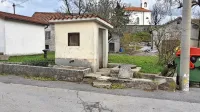 V Lažah bodo prihodnje leto iz participativnega proračuna obnovili tudi kamnito korito za vodo sredi vasi. Ta del 
vaščani tudi sicer skrbno čuvajo, saj je spodaj velika obokana štirna za 350 kubičnih metrov izvirske vode. 