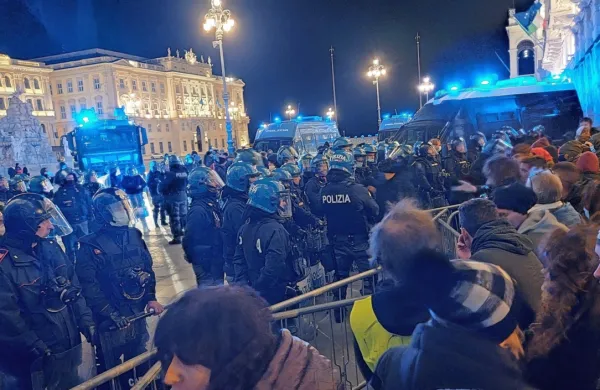 V Trstu več tisoč ljudi protestiralo proti covidnemu potrdilu