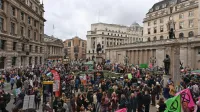 Današnji protest V Glasgowu bo predvidoma največji v času 
podnebne konference COP26, zaradi protestnikov so zaprte številne ceste v mestu.