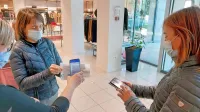 Starej&scaron;i na vratih že sami pokažejo kartonček, mlaj&scaron;i ugovarjajo
