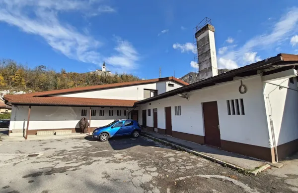 Po desetletju cincanja se zdaj država ponuja, da bi v nekdanji 
stavbe policije uredila dom za starejše. Občina je privolila. 