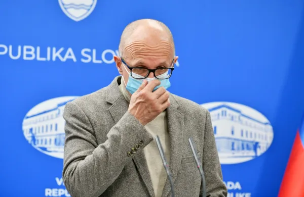 Predsednika združenja ravnateljev Gregorja Pečana skrbi, kako bo 
ob kadrovskih težavah s samotestiranjem učencev v šolah, zlasti 
pri najmlajših, ki bodo pri tem porebovali pomoč.  