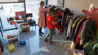 V sklopi izglasovanega projekta Novo življenje odrabljenih stvari 
bodo izmenjevalnice oblačil (na fotografiji v okviru festivala Zmaj 
'ma mlade) in ostalih predmetov pogostejše.  