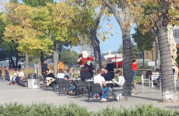 Včeraj je še zadostovalo pokazati potrdilo o izpolnjevanju pogoja 
PCT, od danes bo treba še osebni dokument.  