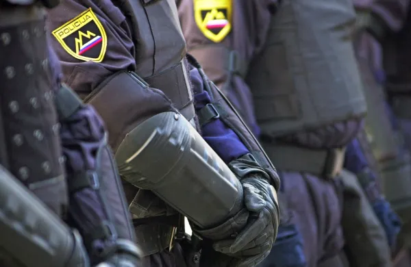 V soboto popoldne je bilo na Barki pri Divači zelo napeto.  Poleg 
številnih policijskih patrulj so v vas prišli tudi pripadniki specialne 
enote. 