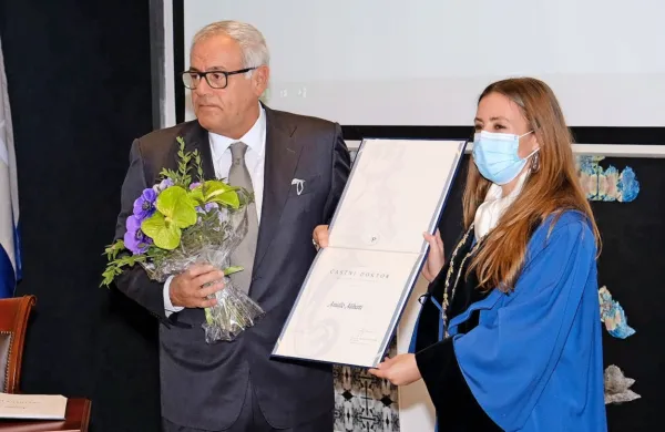 Univerza na Primorskem je  podelila častni doktorat italijanskemu 
gospodarstveniku Aniellu Alibertiju.