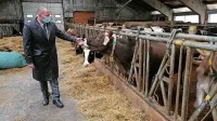 Minister dr. Jože Podgoršek je na ogledu visokogorskih kmetij v Idrijskih Krnicah obljubil, da v novi perspektivi ne bodo prikrajšane za spodbude.