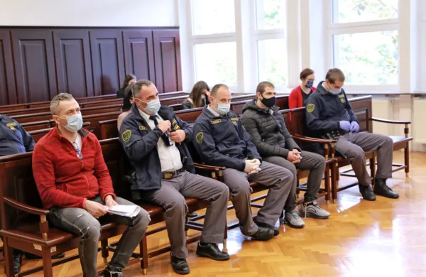 







Sicilijanca Giacomo Pappalardo (levo) in Mario Piacente (drugi z 
desne) naj bi s pajdaši v času ropov najprej bivala v Gradežu, nato 
v Vidmu.