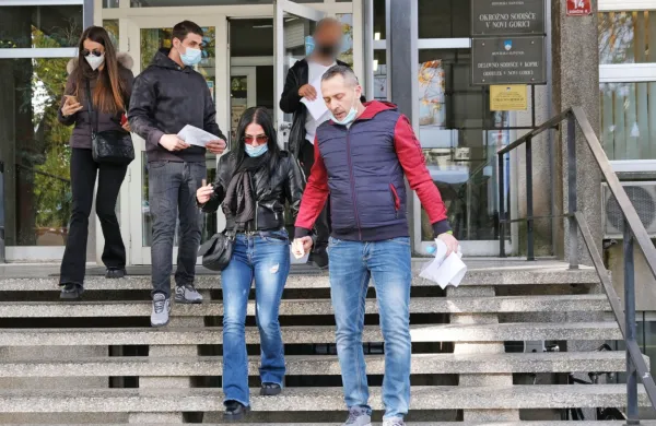 Giacomo Pappalardo (spredaj) in Mario Piacente (zadaj) sta 
oproščena vseh obtožb odkorakala na prostost.