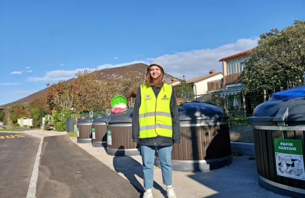 Na Vojkovi so poskusno uvedli potopne zabojnike, informatorka 
pa po mestu in okolici spodbuja ljudi k ločenemu odlaganju. 
