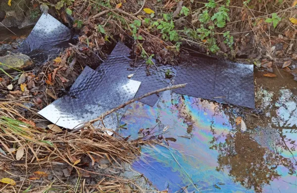 Gasilci  so   na onesnaženje  posuli vpojna sredstva in  položili 
pivnike.  