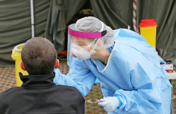 Ministrstvo za zdravje: Zaračunavanje dodatnih stro&scaron;kov ob hitrem testiranju je nezakonito