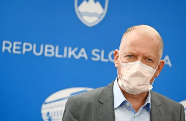 Vodja oddelka intenzivne terapije infekcijske klinike UKC Ljubljana Matjaž Jereb  je vse pozval k samozaščitnemu obnašanju, k 
cepljenju pa tiste, ki tega še niso storili.