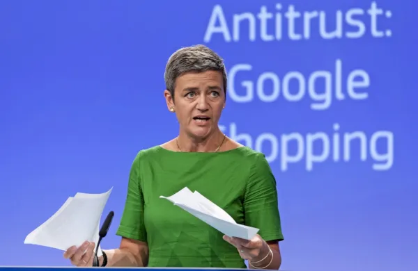 Evropska komisarka za konkurenčnost Margrethe Vestager je leta 
2017 na novinarski konferenci pojasnila, zakaj je Evropska komisija  Googlu naložila 2,4 milijarde evrov kazni. 