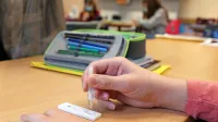 Kdo naj bi pomagal mlajšim otrokom pri izvajanju hitrih testov? 
Ravnatelji opozarjajo, da učitelji za to niso usposobljeni. 