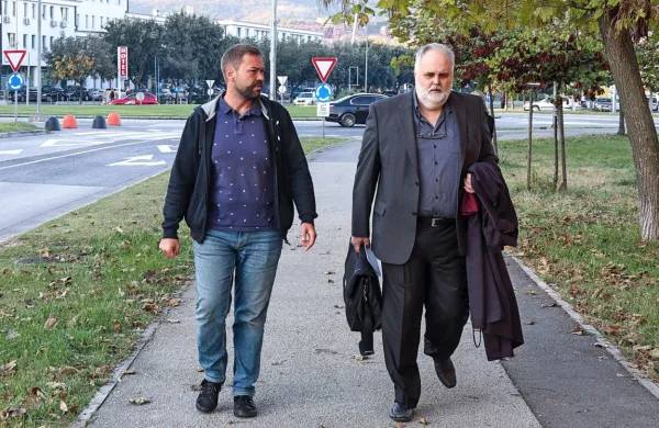 Sebastjan Kokl (z odvetnikom Bojanom Pečnikom desno) ves čas 
trdi, da je  tudi žrtev medijskega linča. 