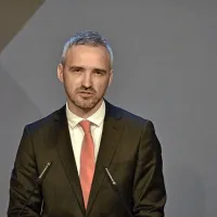 Škarje in platno ima v rokah minister Janez Cigler Kralj (na 
fotografiji), skupaj z Janezom Poklukarjem.