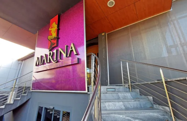 Okolica razvpitega  kluba Marina na Ajševici  je zapuščena  in 
zaraščena,  na vratih  je  zalepljenih več obrazcev  z oznako  “zarubljeno”.