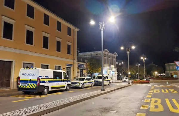 Pretepli so ga, ko je sku&scaron;al pomagati ženski
