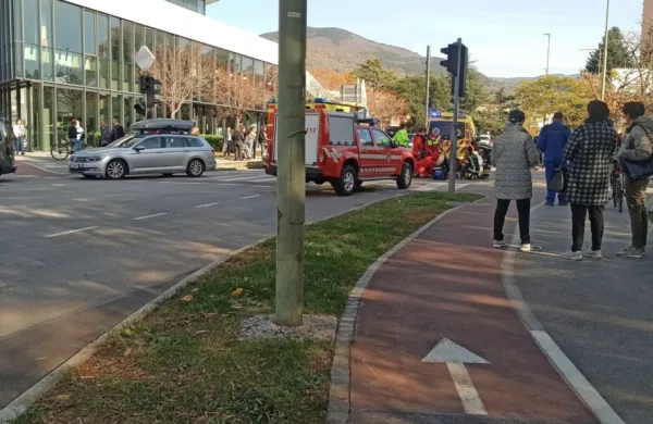 Kolesarka je padla in se predvidoma huje po&scaron;kodovala