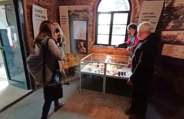  Muzej sanitete prve svetovne vojne, ki so ga uredili    v stari vežici na 
pokopališču v Renčah in javnosti predstavili maja, bo posameznim 
obiskovalcem vrata odpiral na daljavo.     