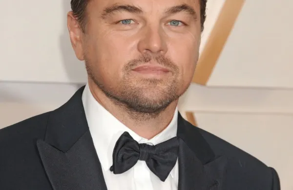 Leonardo DiCaprio se dogovarja za vlogo vodje sekte Jima 
Jonesa.