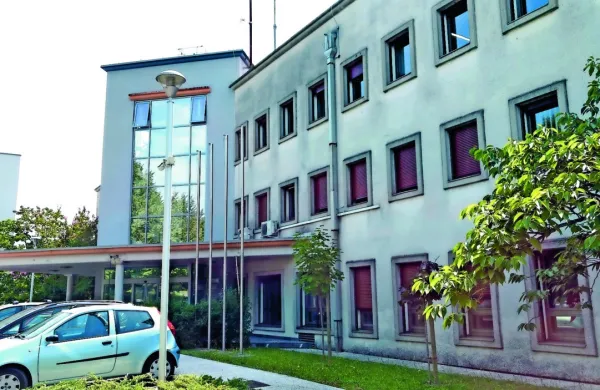 V pisarno direktorja  na Cesti 25. junija se bo preselil Borut 
Mozetič. 