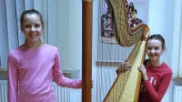 Harfa je privlačna že na pogled, iz nje pa lahko izvabiš zelo različne zvoke,  pravita 12-letna Veronika Cah 
(levo) in  leto mlajša  Pika Žižek.