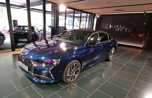 Po modelih DS 3 crossback, DS 7 crossback in DS 4 prihodnje leto 
v prodajni salon v Ljubljani prihaja še limuzinski DS 9.