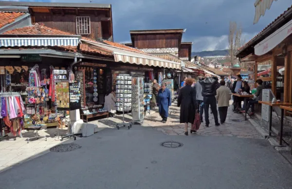 Politične in mednacionalne napetosti v Bosni in Hercegovini - na 
fotografiji je sarajevska Baščaršija - so dobrih 25 let po Daytonskem sporazumu vse večje.