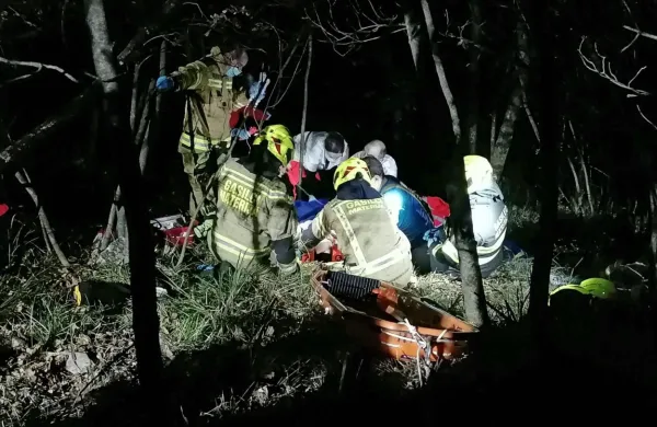 Stopnica na vlaku je nesrečnega migranta odbila 50 metrov stran 
od proge, kjer je obležal nezavesten.