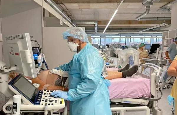  Minister za zdravje Janez Poklukar je danes pomagal v diagnostično-terapevtskem servisu (DTS) Univerzitetnega kliničnega 
centra (UKC) Ljubljana. 