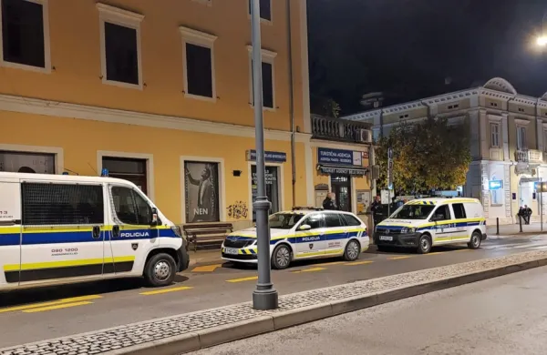 Nasilne  potnike so policisti čakali na   glavni  avtobusni postaji v 
Izoli. 