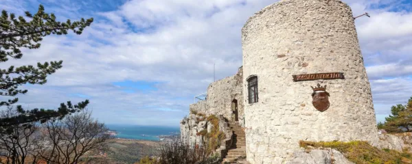 Grad Socerb se kot orlovsko gnezdo pne na Kraškem robu in 
obiskovalce razvaja s panoramskimi in gurmanskimi užitki. 