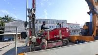 Delavci podjetja SLP iz Ljubljane opravljajo geotehnične preiskave 
sestave tal, ki bodo pokazale, kakšne objekte je mogoče graditi na 
tem terenu.