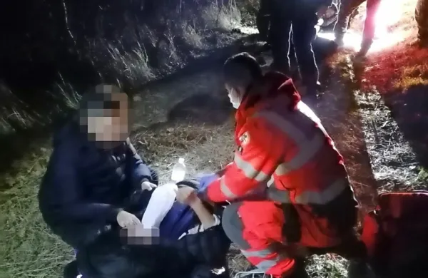 Reševalci so pri Zazidu včeraj zjutraj pomagali noseči migrantki.