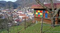 Čebelnjak Martina Kolenca v eni od idrijskih ulic, izpred katerega 
je Franciju Pelhanu medvedko uspelo odgnati. Na bližnjem 
pomičnem pa je  uničila “le” en panj.