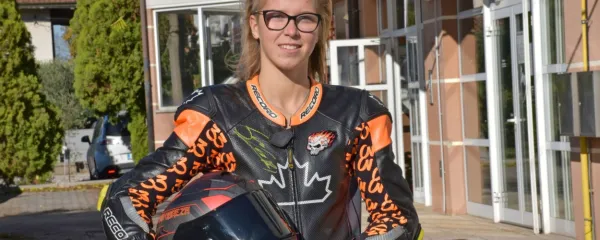 Mia Obreza s svojim motociklom v domačem Mirnu.